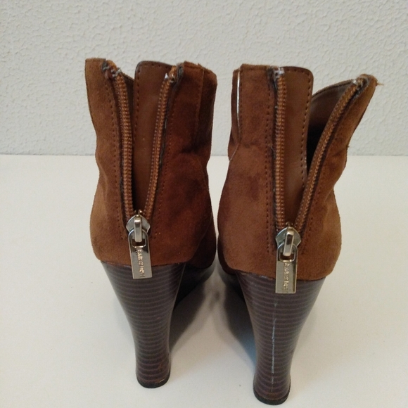 Jennifer Lopez Brown Gold Faux Suede Zip Ankle 4 1/4" Wedge Bootie Heels sz 6 - Picture 8 of 15